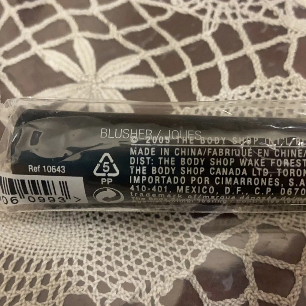 The Body Shop Blusher Brush NEW IN PACKAGE